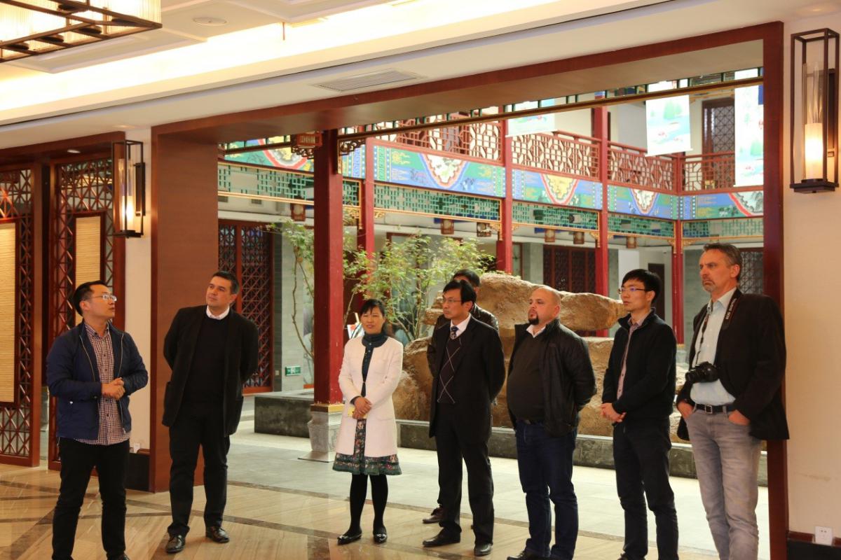 jin_hu_xian_quan_yu_lu_you_ji_san_zhong_xin_ying_lai_shou_pi_wai_guo_you_ren_can_guan_kao_cha_3.jpg