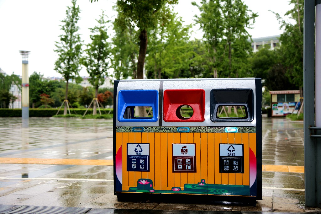 la_ji_tong_-xian_zheng_fu_da_lou_qian_1.jpg